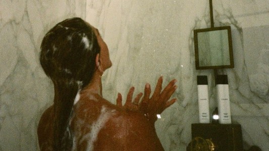 Jennifer Aniston compartió una foto en la ducha y sembró la incógnita: "Algo se avecina"