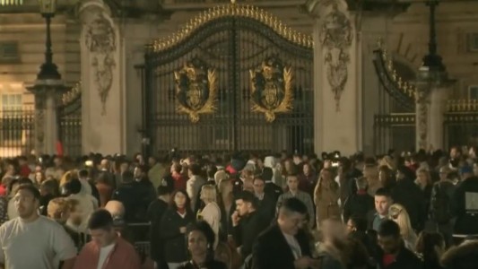 Lágrimas, silencio y homenajes a la Reina Isabel II frente al Palacio de Buckingham