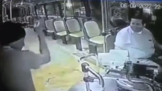 Subió a un colectivo, roció con nafta el piso y lo prendió fuego - #REC