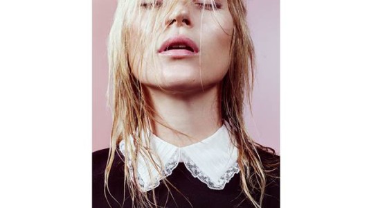 A los 41 años, Kate Moss volvió a hacer un topless