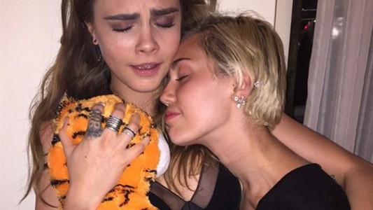 Cara Delevingne, la mujer que consuela a Miley Cyrus