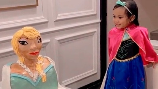 La reacción de una nena al ver su torta inspirada en Frozen