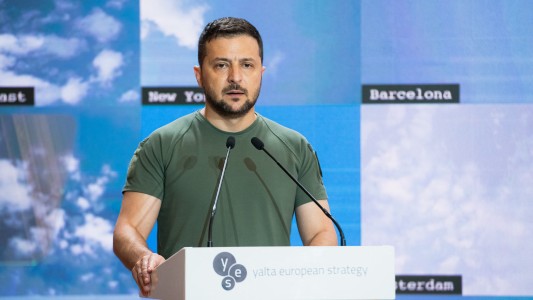 Chocó el vehículo que transportaba al presidente de Ucrania: Zelenski no sufrió heridas de gravedad