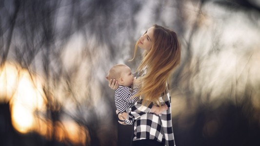 Una fotógrafa busca normalizar la lactancia materna con una serie de fotos al aire libre