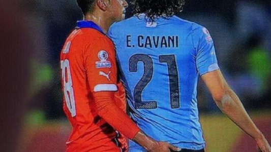 Por el incidente con Cavani, a Jara le dieron tres fechas y quedó afuera de la Copa América