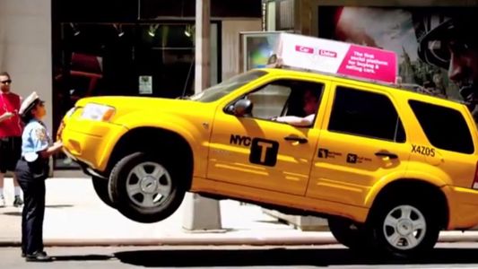 Una mujer policía toma medidas drásticas contra un taxista mal estacionado