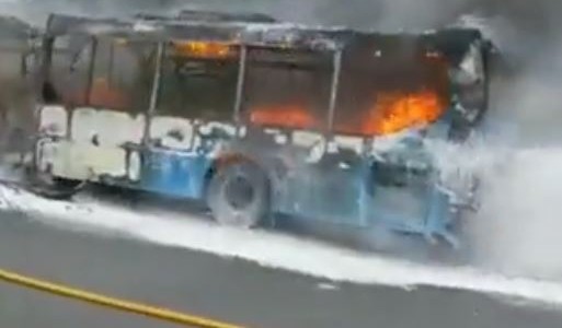 Video: se incendió un colectivo en plena autopista Panamericana