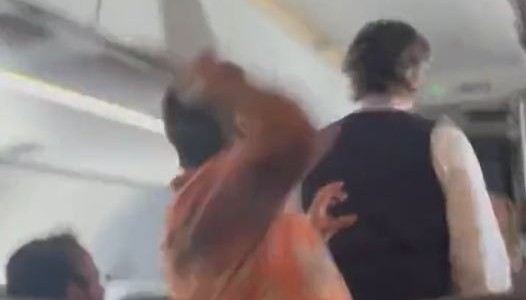 Ataque en pleno vuelo: un pasajero de avión golpeó por la espalda a un auxiliar