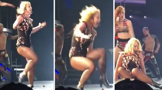 Britney Spears se cayó en el escenario pero siguió cantando