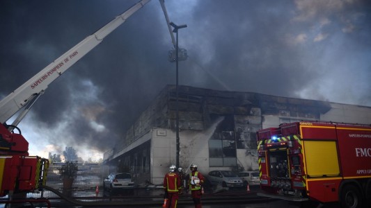 Espectacular incendio en un gran mercado de productos frescos cerca de París