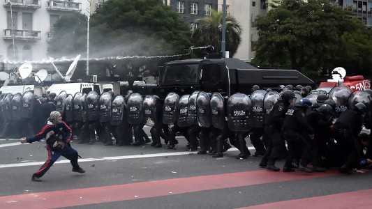 Gases lacrimógenos, piedrazos y detenidos: así fue el desalojo de la 9 de Julio