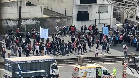 Manifestantes bloquean la AU 25 de Mayo