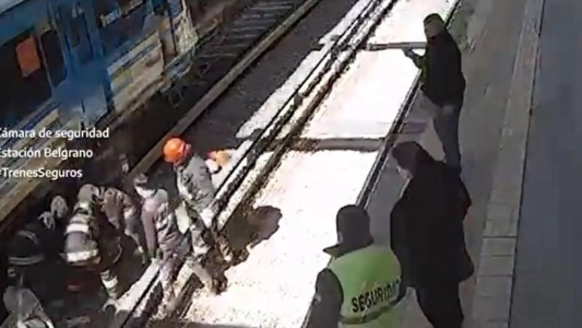 Demasiada suerte: cayó a las vías, lo arrolló un tren y salió ileso - #FlashChat