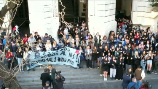 Con un abrazo simbólico al Normal 1, la comunidad educativa reclamó seguridad