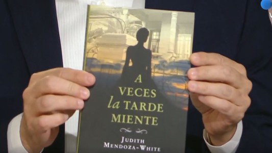 "A veces la tarde miente": la historia de amor de Josefina Mitre en una novela coral