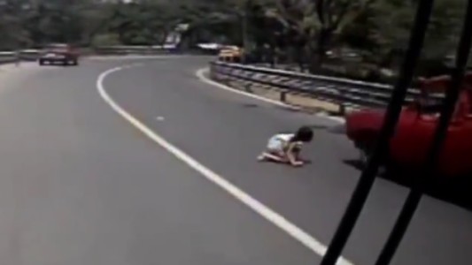 Casi una tragedia: una nena cayó de un taxi en la autopista