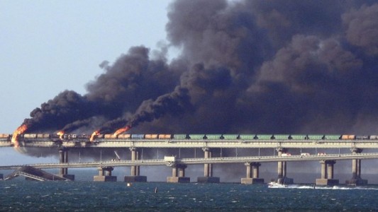 Crimea: tres muertos por la explosión de un camión bomba en el puente