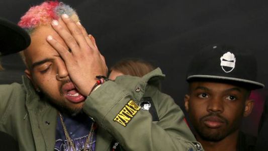 El rapero Chris Brown encontró una fan desnuda en su cama