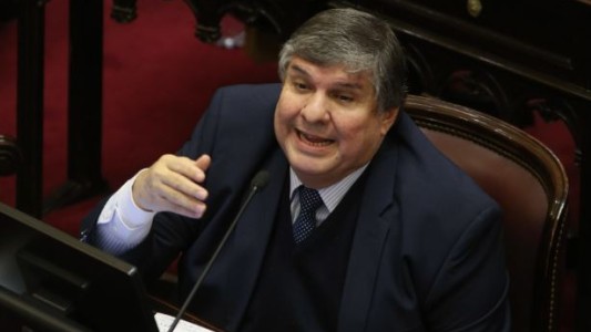 El senador José Mayans fue trasladado desde Formosa a Buenos Aires en un vuelo sanitario