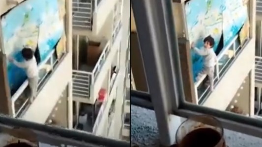 Grabaron a un nene jugando en la baranda de un piso 21
