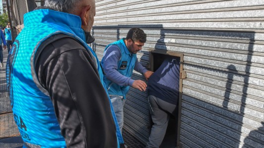 Allanan una docena de depósitos con mercadería para la venta ilegal en Flores