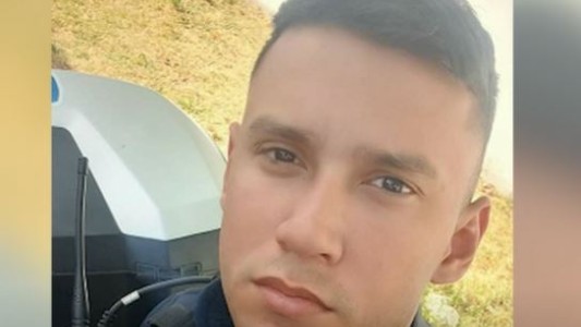 Video: Un policía sufrió un brutal accidente en moto contra un colectivo y está grave