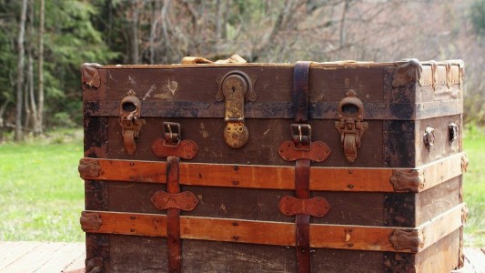 Horror en París: Hallan a una nena de 12 años asesinada dentro de un baúl