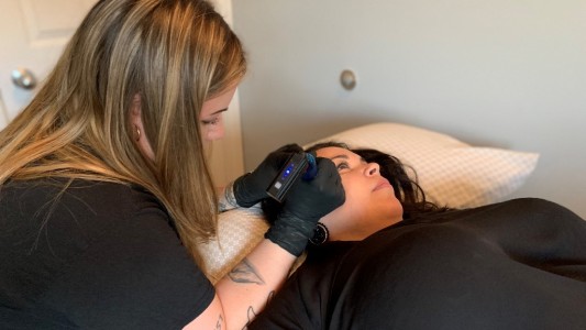 Reivindican virtudes "terapéuticas" y "empoderadoras" del tatuaje facial