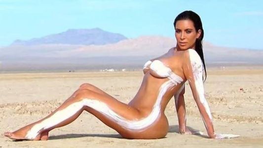 Kim Kardashian se desnuda como broche de oro de su programa de TV