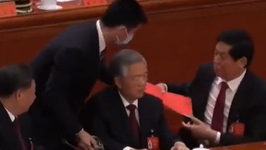 Video: sacaron a la fuerza del Congreso al expresidente de China