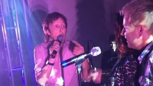 Paul McCartney cantó sorpresivamente en una fiesta de egresados