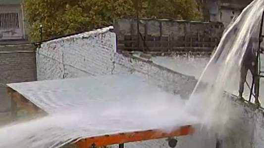 Robó un caño de agua y terminó empapado - #REC