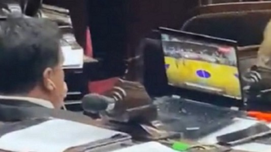 "López Murphy dormía en la banca": la justificación del diputado que miraba un partido en la sesión por el Presupuesto