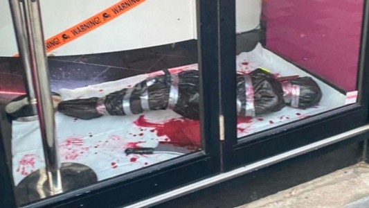 La escena de un crimen: polémica en Reino Unido por la decoración de Halloween elegida por una heladería