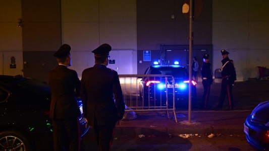 Un muerto y cuatro heridos, entre ellos un jugador de la Serie A, en un ataque a puñaladas en un shopping de Milán