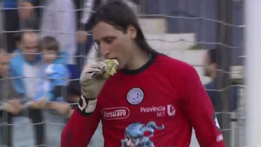 A Olave le tiraron una hamburguesa en pleno partido y se la comió