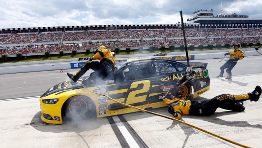 Piloto de Nascar calculó mal el ingreso a boxes y atropelló a su equipo