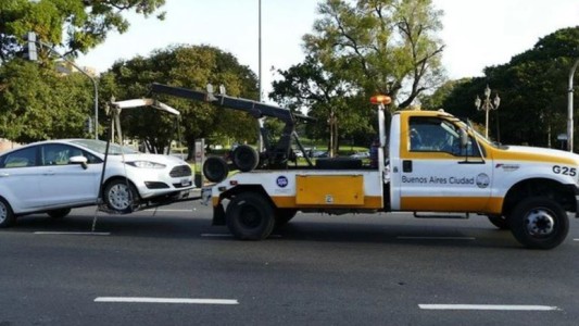 Límite a las grúas en la Ciudad: solo podrán llevarse autos cuando estén obstruyendo el tránsito