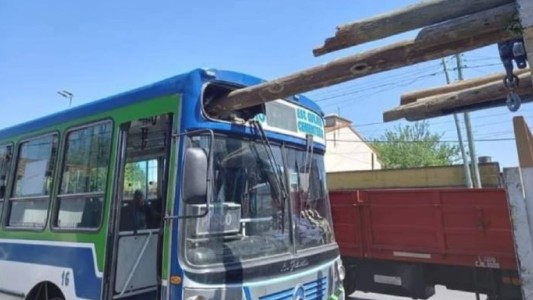 Florencio Varela: un colectivo chocó con un camión y se le incrustó un poste de luz que trasladaba