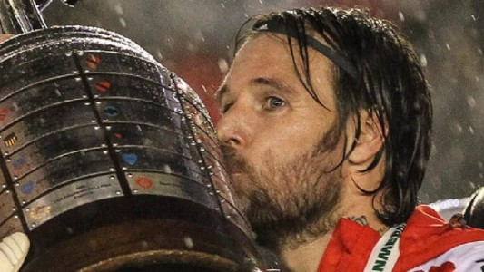 Cavenaghi cumple: se tatuó la Copa Libertadores