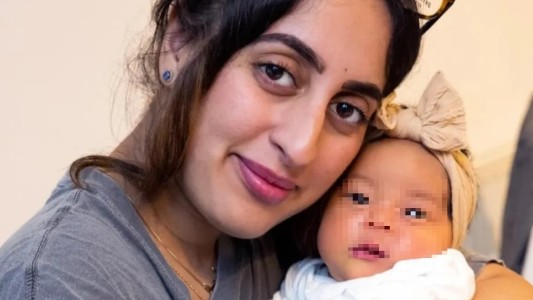 Tuvo a su beba en el taxi y el chofer le cobró la limpieza: "Es descarado"