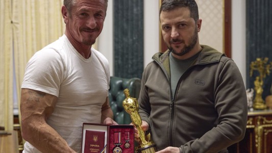 Sean Penn se reunió con Zelenski y le dio uno de sus premios Oscar