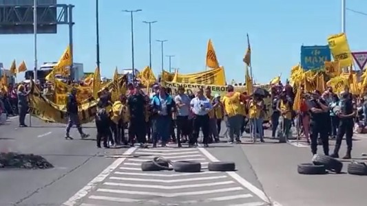 Militantes del MIJD de Castells cortan ambas manos del Puente La Noria