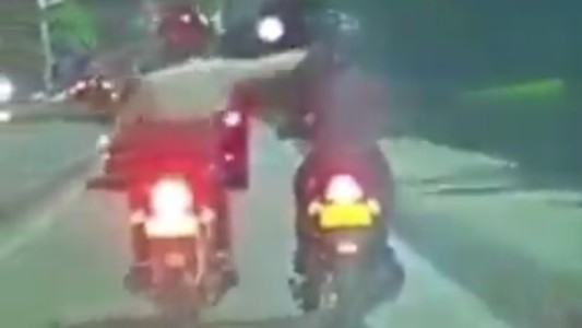 Un motochorro le robó el celular a una mujer: ella lo persiguió y lo chocó