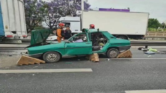 Dos muertos y un herido grave al chocar un auto contra un camión en la General Paz