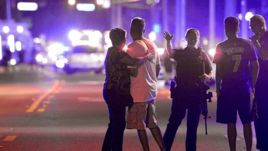 Cinco muertos y 18 heridos en un ataque ultraderechista en un bar LGBT de Estados Unidos