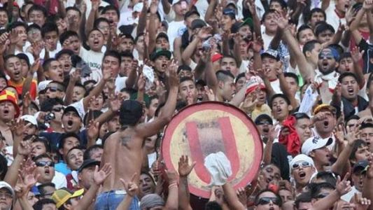 Prueba de amor: la novia le pidió que vaya a una tribuna con la camiseta del rival