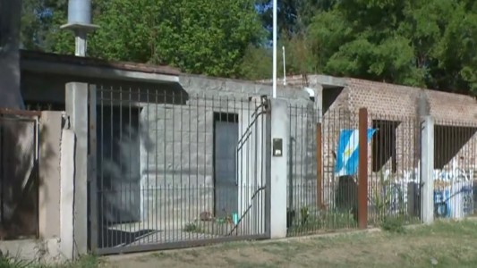 Tenía una orden de exclusión, entró a la casa de su ex, la mató, asesinó al hijo y se suicidó