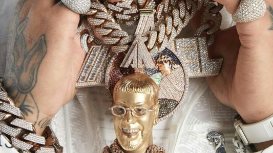 El misterio de las cadenas: por qué los raperos usan tantas joyas en su cuello