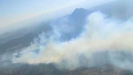 Fuego en Córdoba: bomberos combaten incendios en Traslasierra